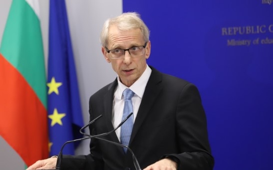 През октомври докато Николай Денков е служебен министър на образованието